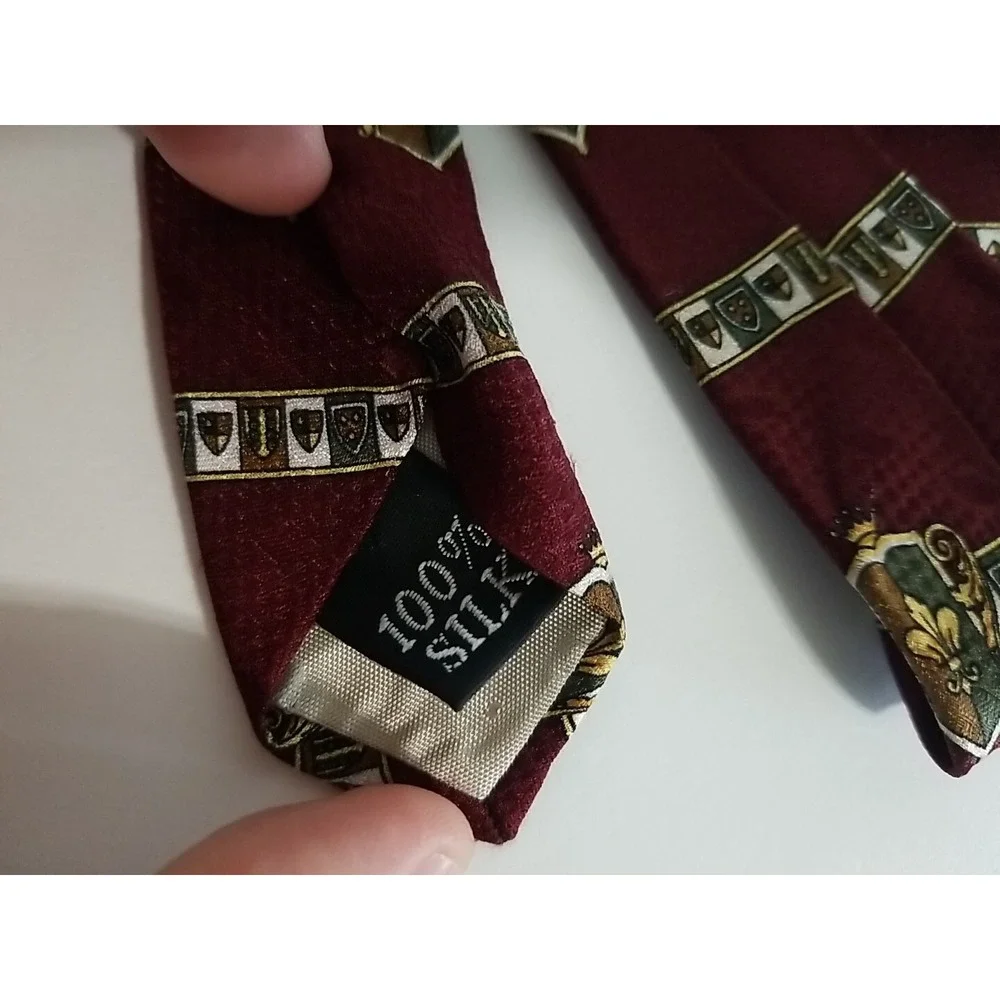 Resilio Mens 100%‎ Silk Necktie Tie 58 X 4 Crest